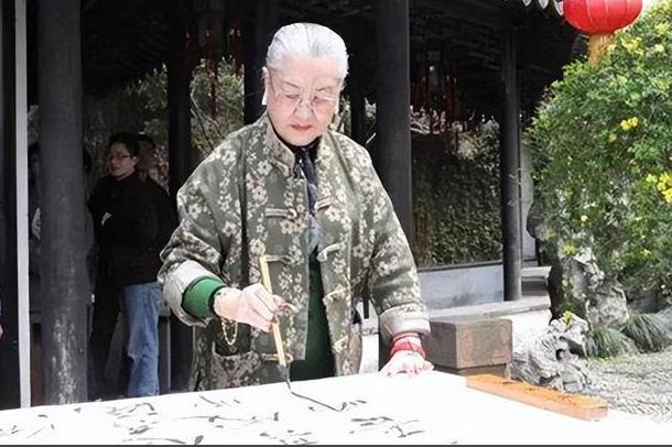 1986年，原国防部长耿飚的长女，一夜之间被查封了所有资产，她选择出走美国。在离