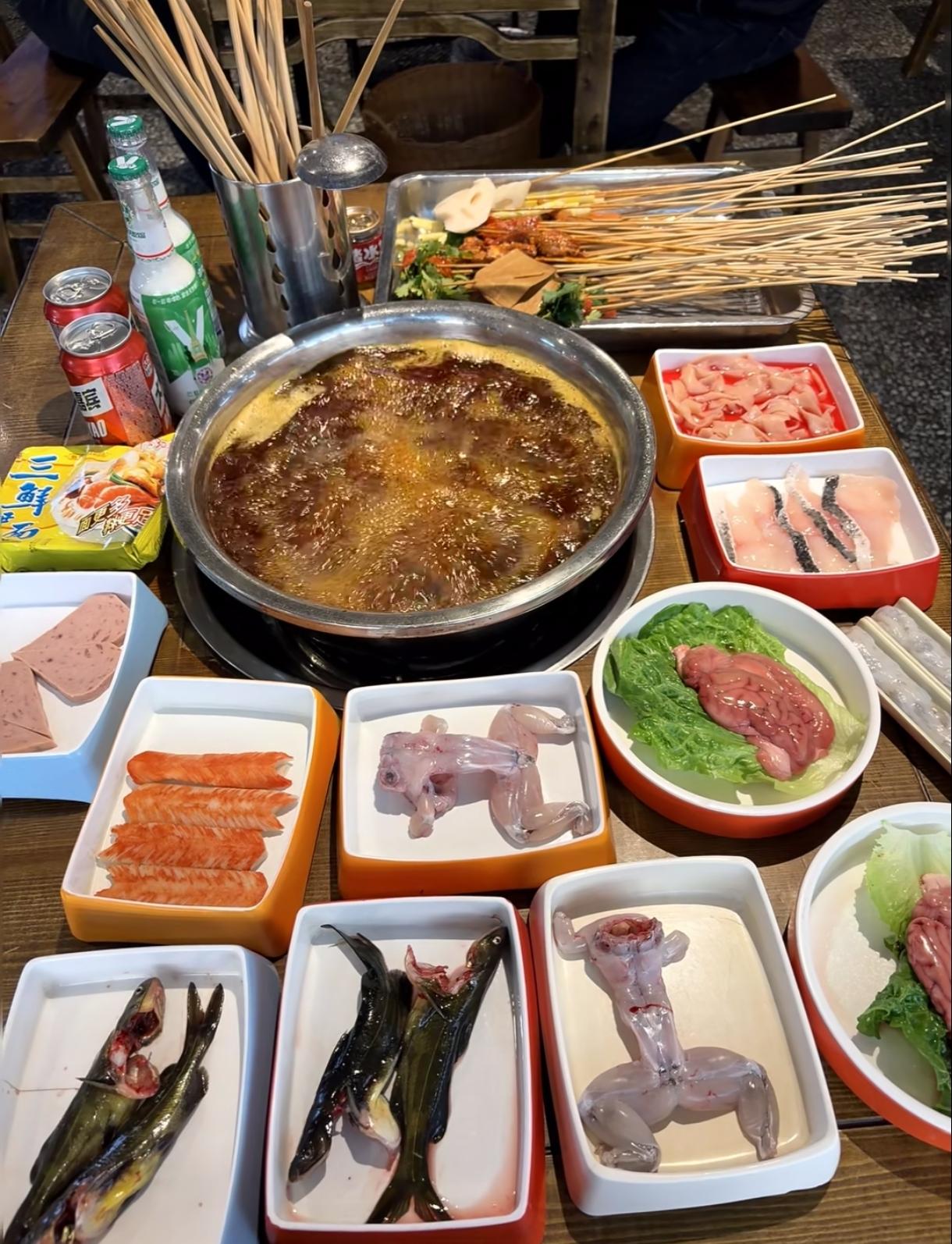 不知道大家遇没遇到过这么离谱的事儿，去吃自助，却被要求付两个人的钱，公司