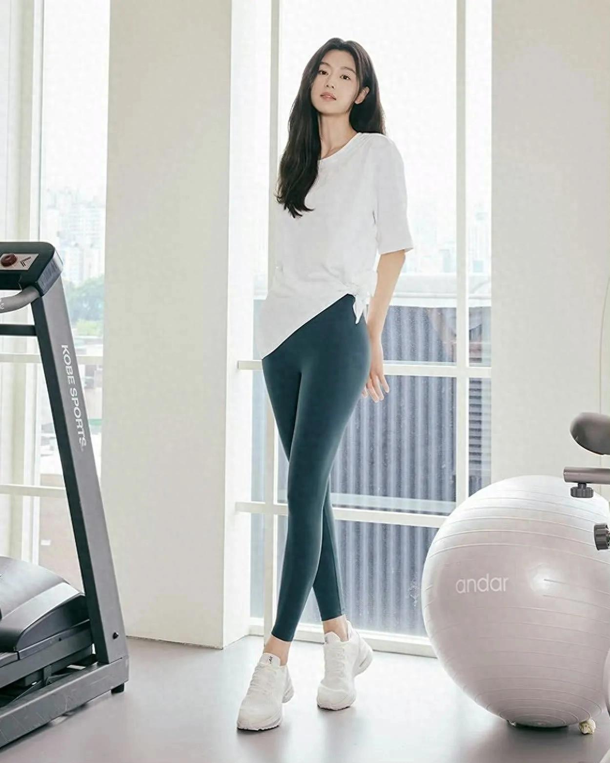 曾经的亚洲第一美女全智贤紧身瑜伽服还是这么有味道