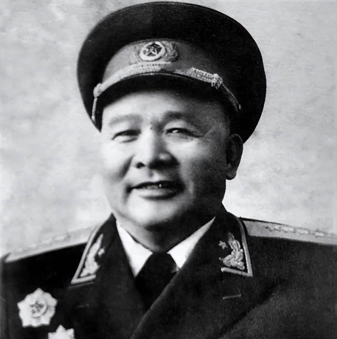 1955年授衔现场，无职军长掏耳朵以为听错，转身成南大门守护神那天怀仁堂里