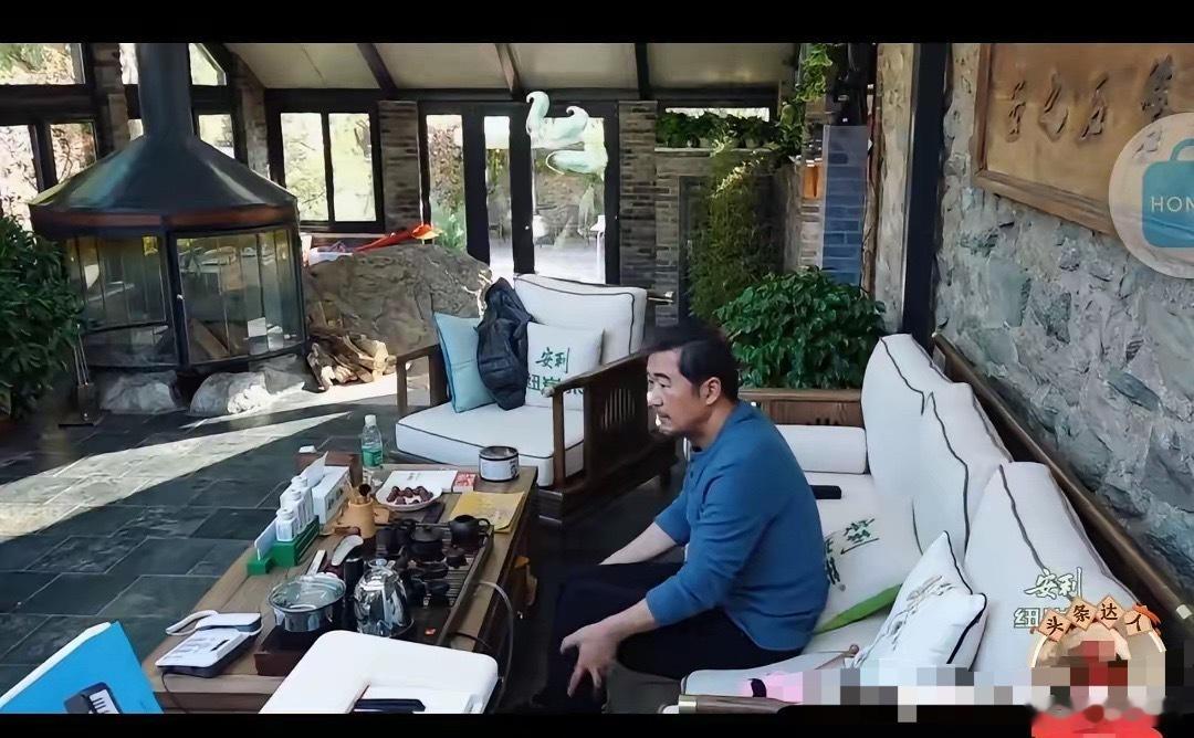 张国立老师的家，说豪华吧！也算不上但是看起来一点也不普通，很有艺术气息，只是搞不