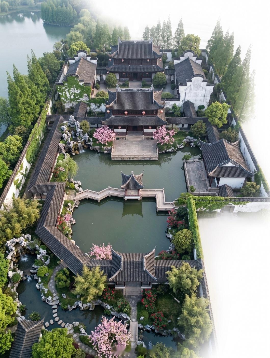 半园花木半园池，坐到忘言日暮时。忽觉此身如在水，不知心与境俱移。论居住文化，还数