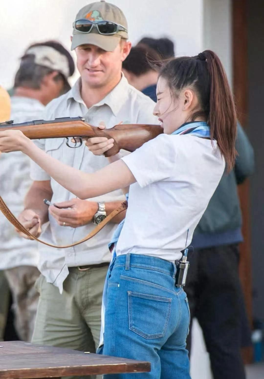 谁懂啊！宋祖儿那紧身牛仔裤太绝，腰臀比慕了