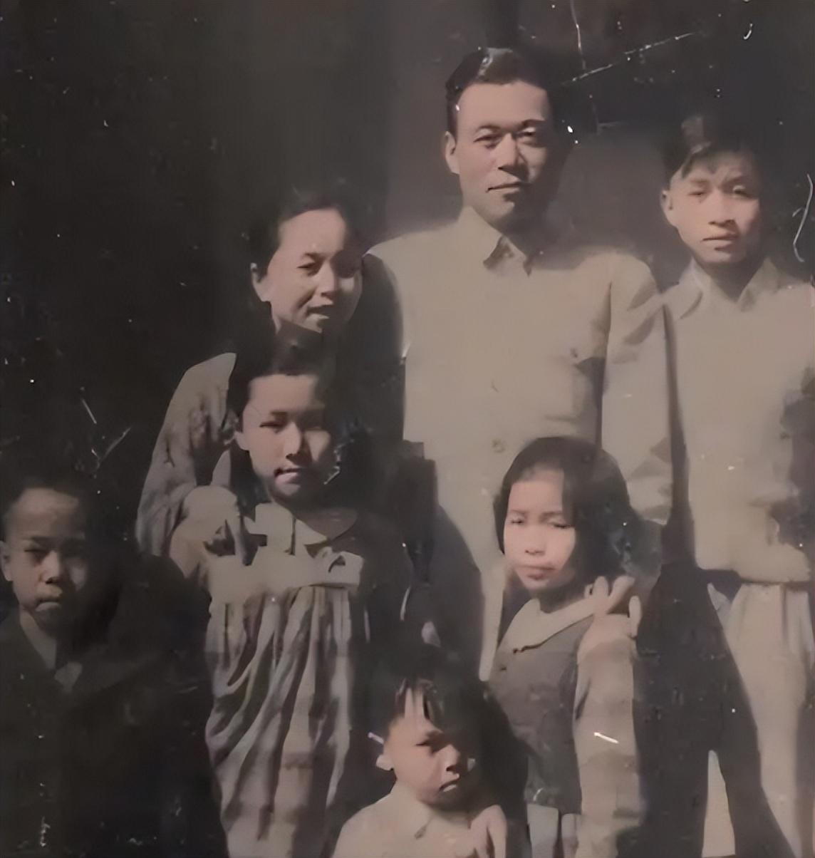 1949年国军中将邱清泉阵亡，遗孀带娃逃往台湾，半路为何改了主意？1949年，