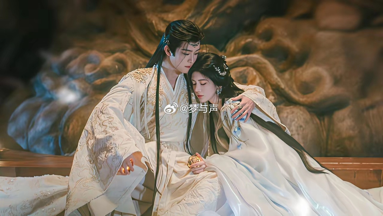 月鳞绮纪：妆造半永久的两个人组CP了。一直以来，鞠婧祎的妆容就被人吐槽半永久，美