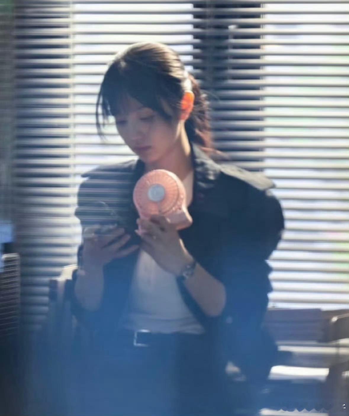 田曦薇体制内女友风田曦薇真的是神来的，明明是大眼萌妹，但是冷脸的时候又萌又酷，真