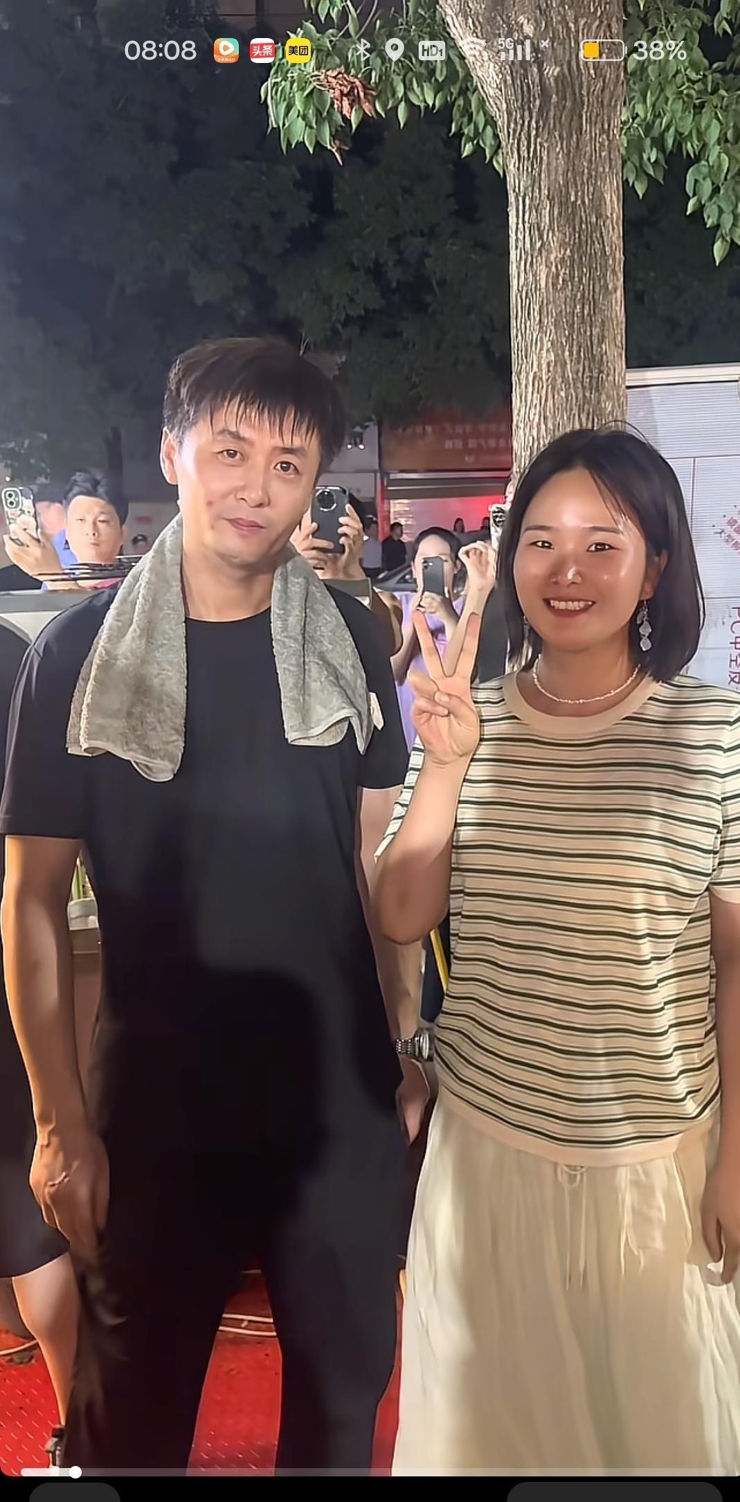 平顶山夜市最近挤疯了，不是因为有明星，而是因为一个烧烤摊主长得太像张雪峰老师了。