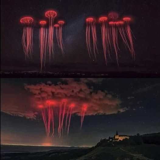 你看到的是一种真实存在且极其罕见的大气现象，被称为“精灵”或“红色精灵”，它们的