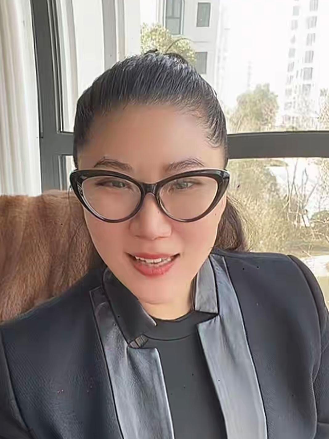 之前我对分手后能不能跟前任有联系是纠结的直到今天看了谢贤前女友CoCo在河南老