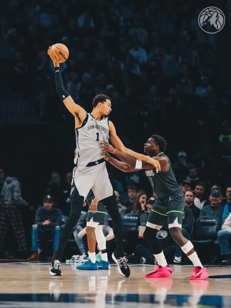 爱德华兹谈抛投绝杀：“文班太高了，他几乎能罩住一切，脚步又快，移动能力也很强