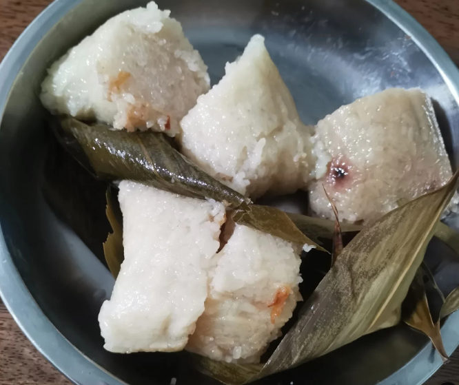 北方的朋友送来粽子，说她们的粽子很好吃。于是，中午就以粽子为主食，大家对粽子充满