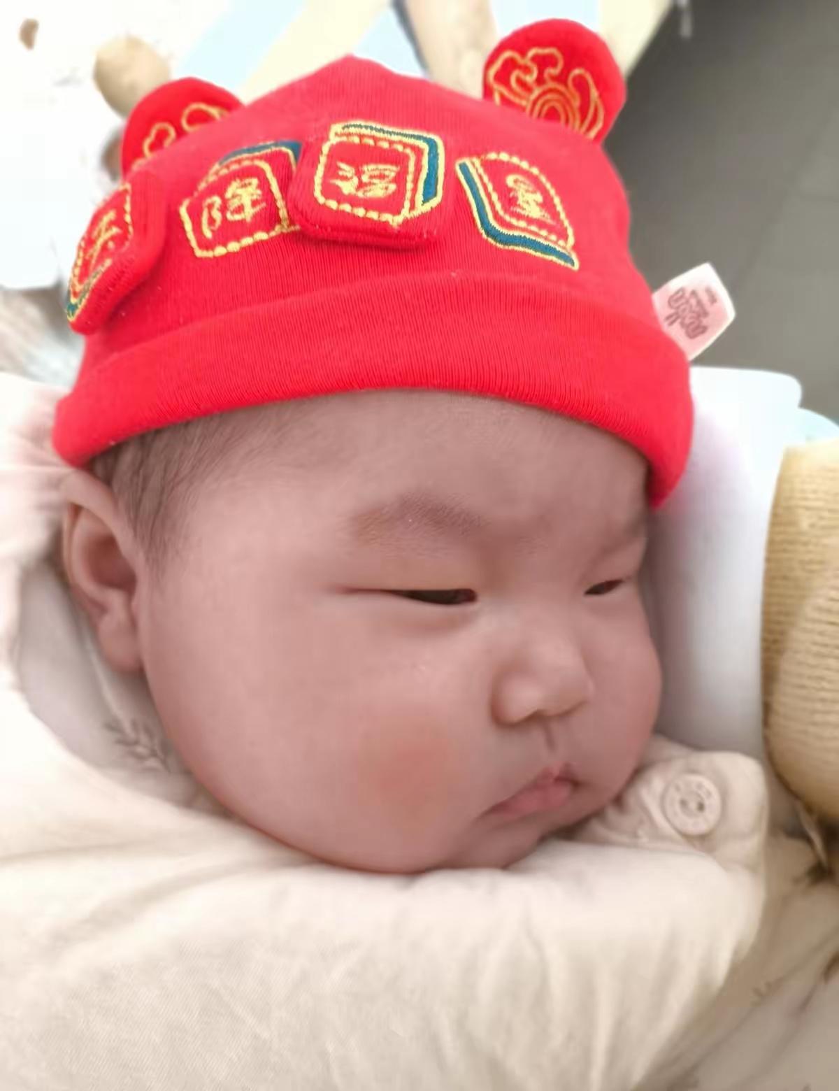 三个月大的孩子并不认识“爸爸”，他只需要一个稳定的回应者。最新的研究发现，0-