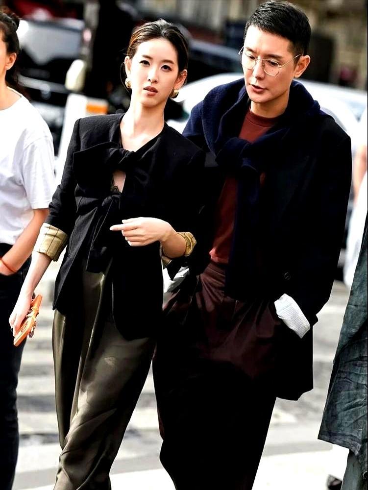 你敢信39岁的杨幂，前两年还被骂穿高定像借的，浑身拧巴？那时候她总往贵气里