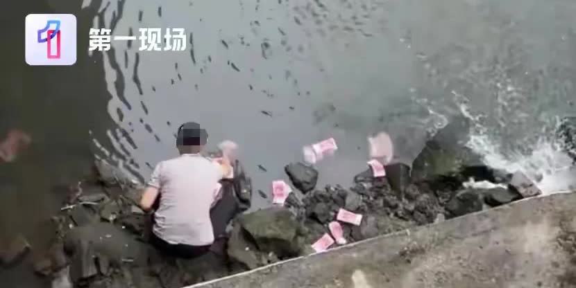 河道现钞谜团引全民围观，男子捡钱后警方介入