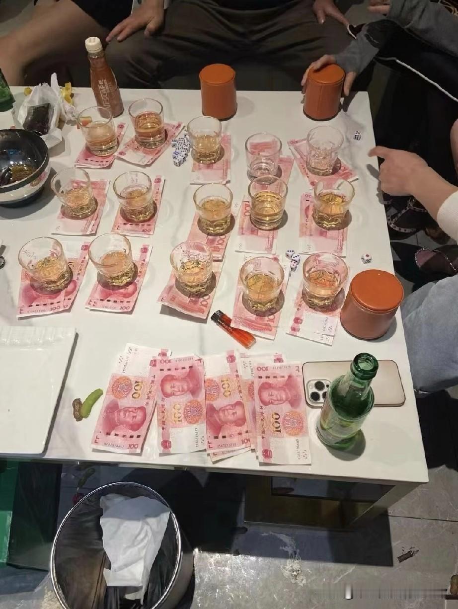 有人喝到吐是赚，有人喝到晕是玩，这班上得丢人吗KTV包间的桌子能有多野？酒