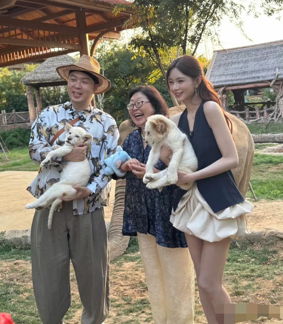 杜海涛真的就跟他妈妈一个模子刻出来的一样，也不怪他长这样了，父母颜值都摆那了，能