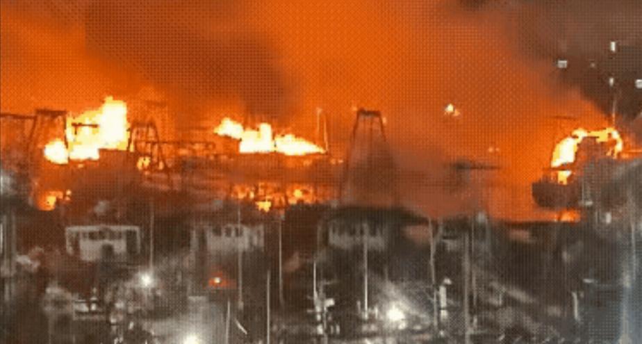 最近多灾多难啊！香港、昆明也接连出事！广西北海码头也着火了。火势不小。