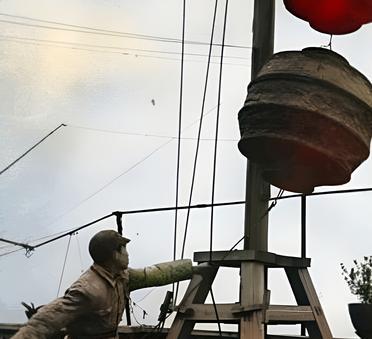 这是抗战时期重庆一名国军士兵升红球警报。当时，国民政府的权力中心在重庆。因此，重