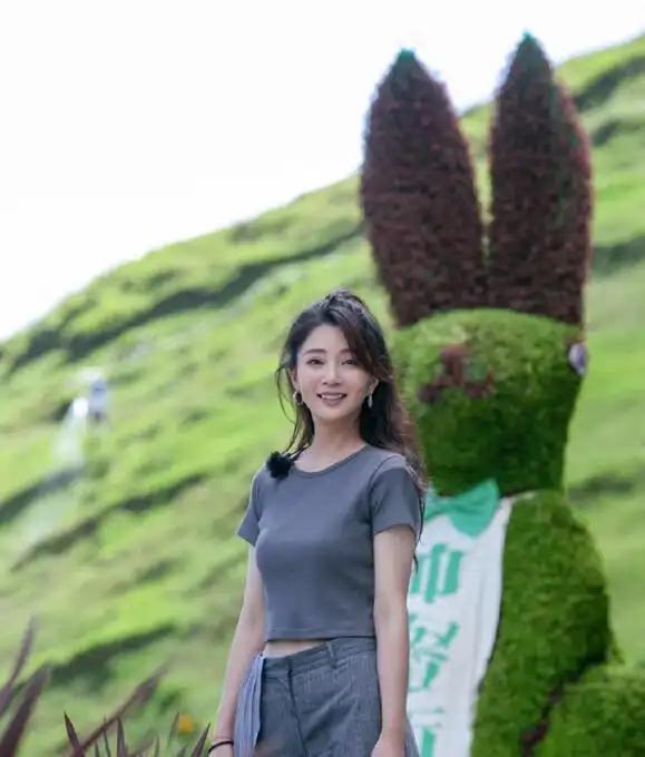 殷桃半扎发型穿短T恤阔腿裤亮相，44岁颜值回春超美