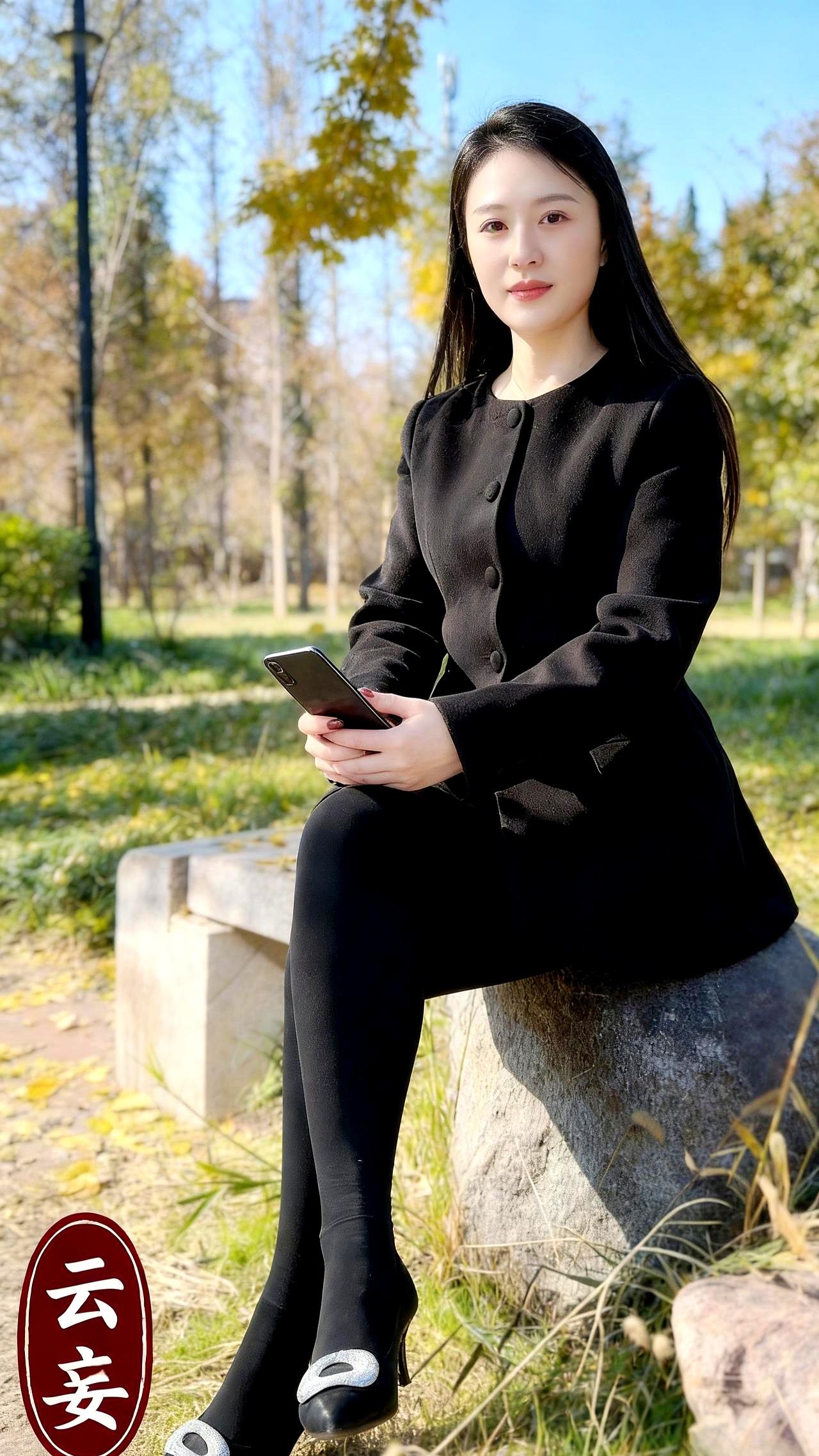 别再说黑大衣显老了，那是你选错款。小个子记住一句话：短到胯骨，腰线提到胸