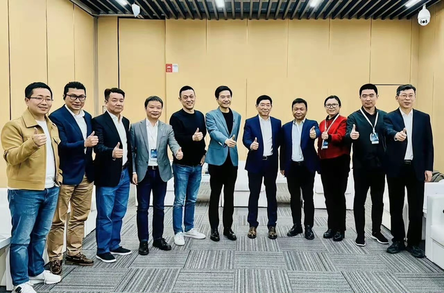 自从小米汽车供不应求以后，雷军越来越有排面了。和长城老总魏建军、理想老总李想、