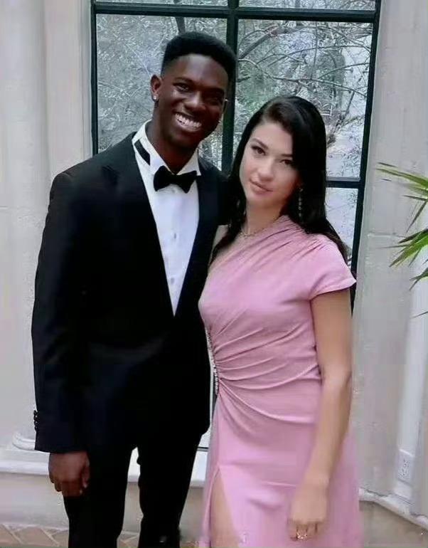 比尔盖茨两个女儿皆嫁非洲人，可见有钱人择偶眼光与考量确有不同，令人感慨。​​​