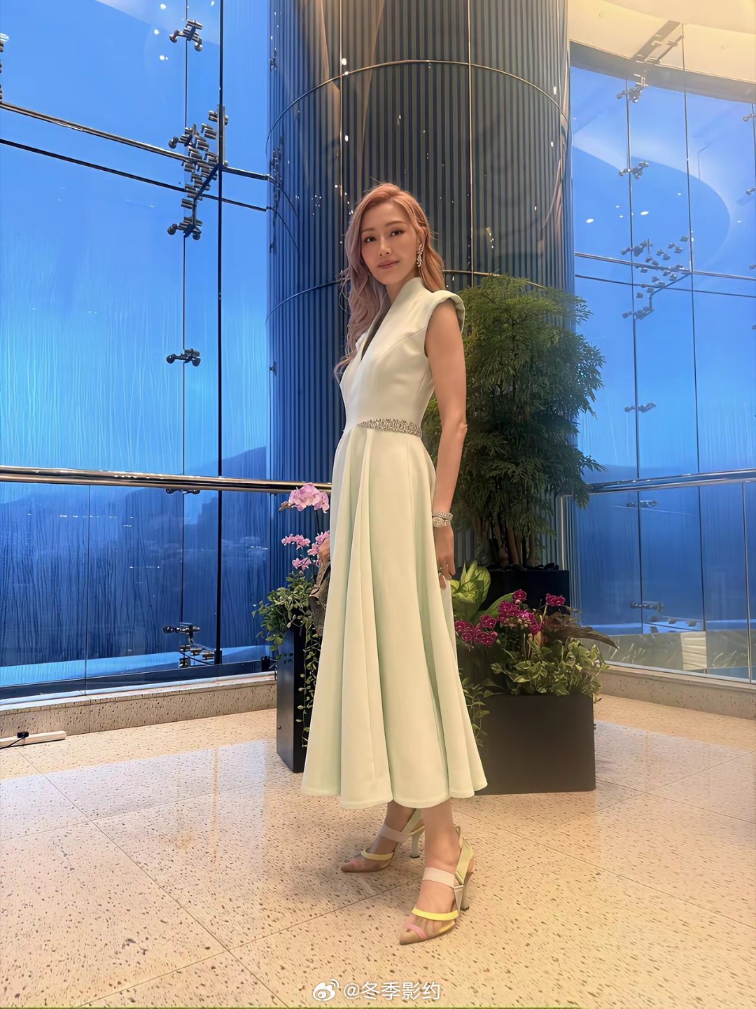 56岁李嘉欣在端午节分享和老公许晋亨的合照，夫妻俩站在豪宅客厅的角落，穿衣打扮贵