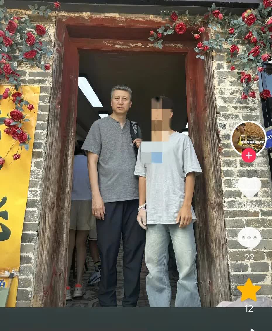 中国男篮主教练郭士强在结束亚洲杯后，和自己的家人一起去广西贺州黄姚古镇旅游的啊，