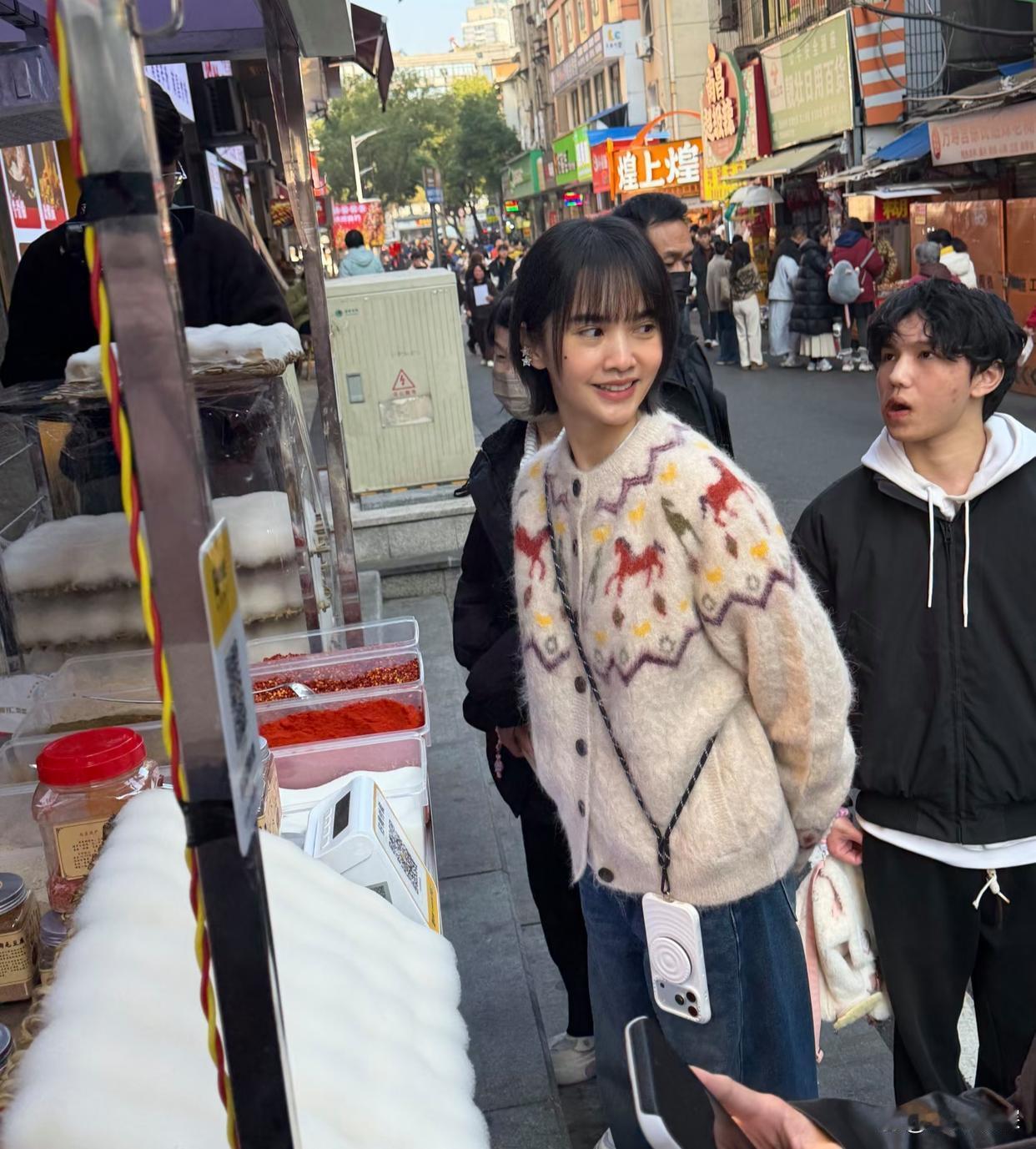41岁杨丞琳南昌逛小吃街，真人看着超年轻，短发俏皮又苗条，少女感直接拉满！