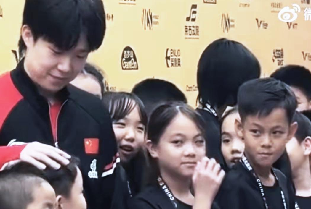 都知道楚钦喜欢小朋友，可是喜欢成这个样子，还是让人有点没想到！王皓的儿子海
