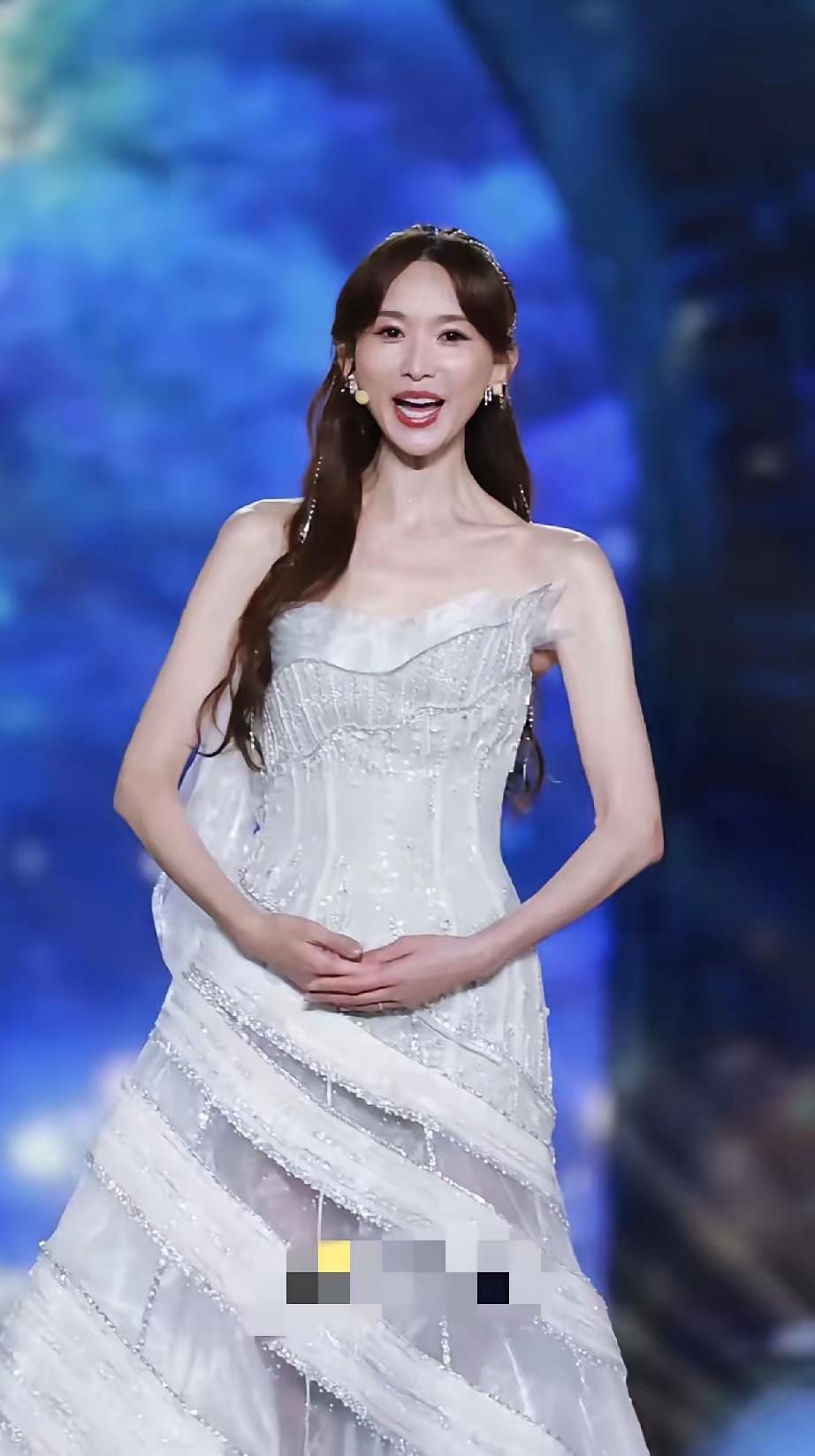 林志玲实在不行就退下来吧。在镜头下四维程度的诠释“不对劲”脸上的皮肤僵硬不说