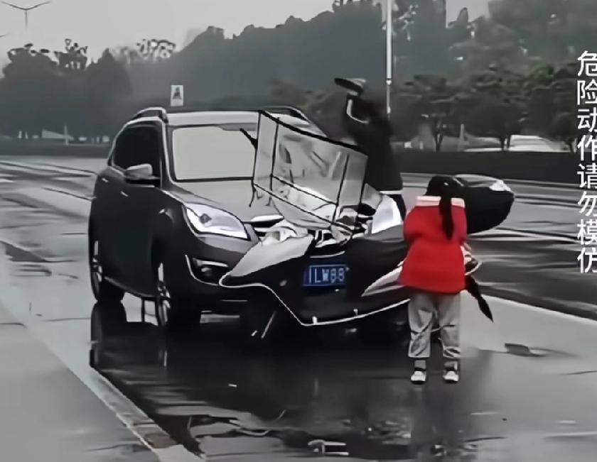 黄石电动车男子因溅水暴砸小车！前挡风玻璃车主驾驶位置，被砸出一个大洞，年幼女儿在
