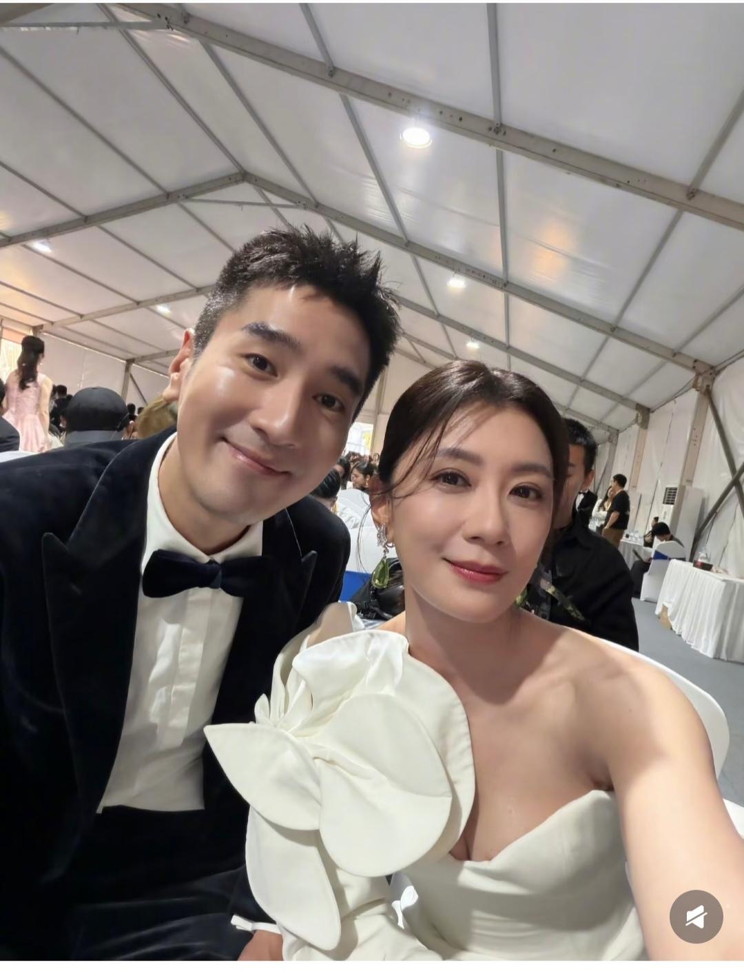 贾静雯，胸前的大花好有特色。