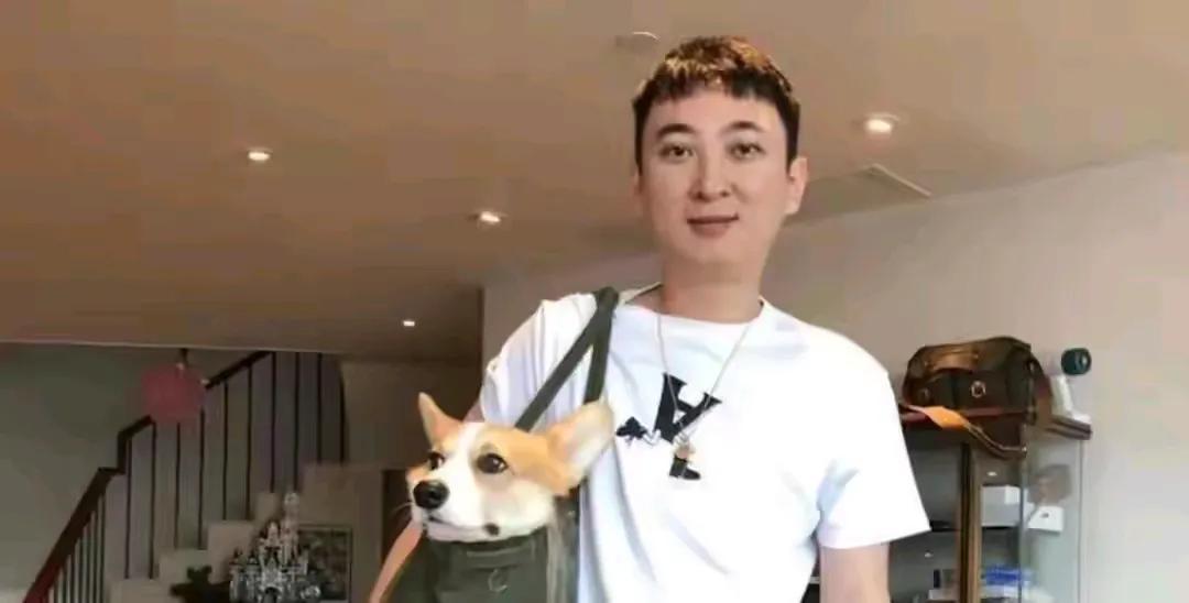 王思聪衣着总是很休闲，王健林穿着西装革履，这父子俩长得不像，风格也不一样。