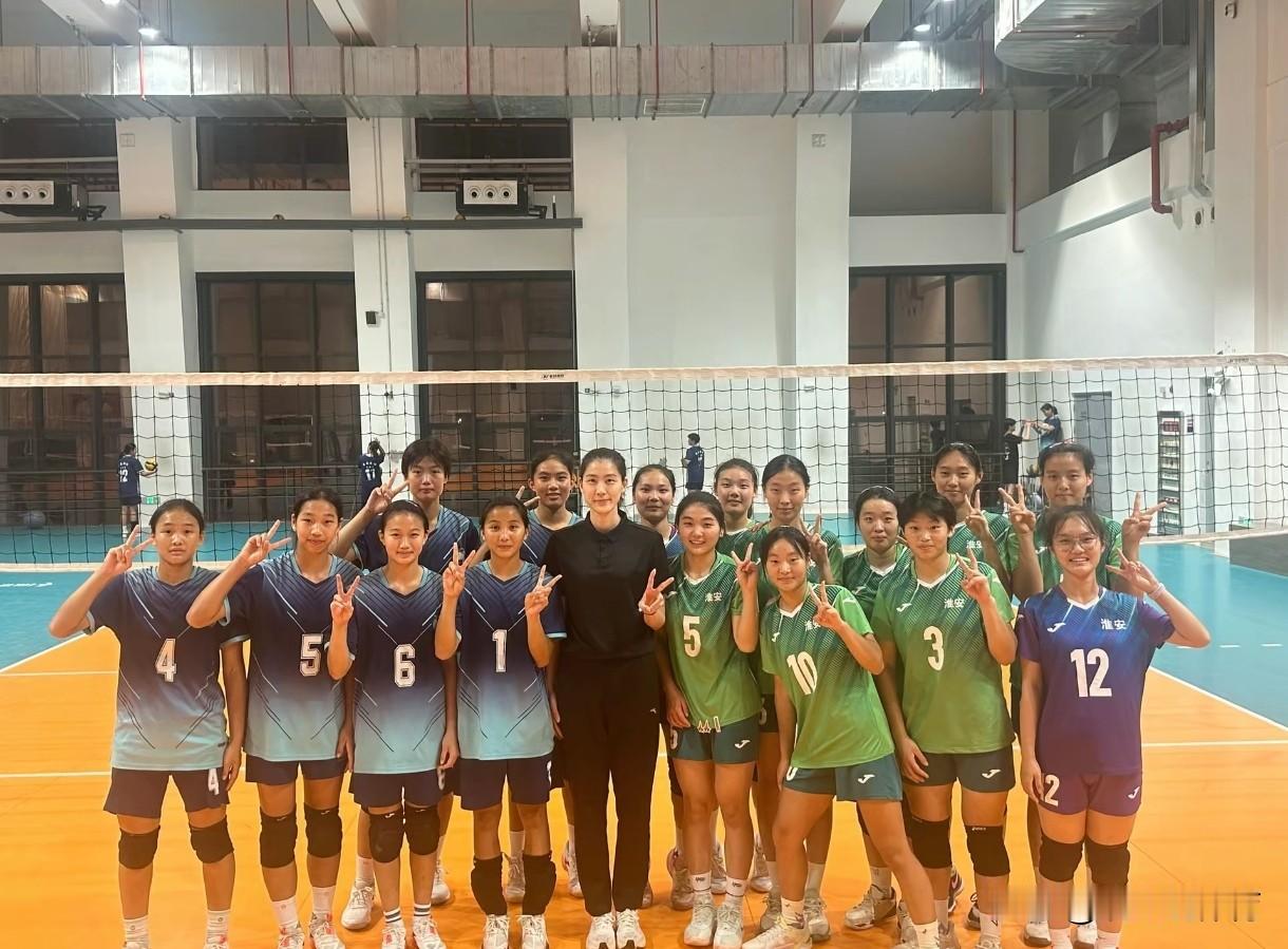 刁琳宇复出。中国女排巴黎奥运会主力二传手、南京农业大学体育讲师刁琳宇以第一裁判员