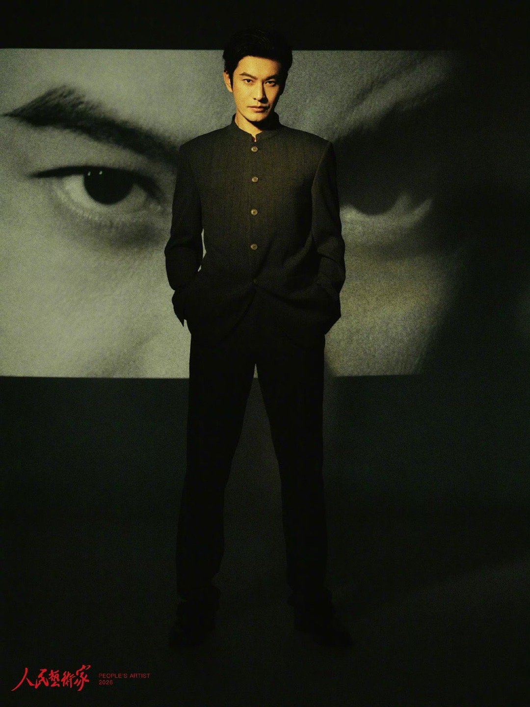 黄晓明这组图完全是主人级别九张图，九个角度，但眼神是统一的——往镜头里看的时候