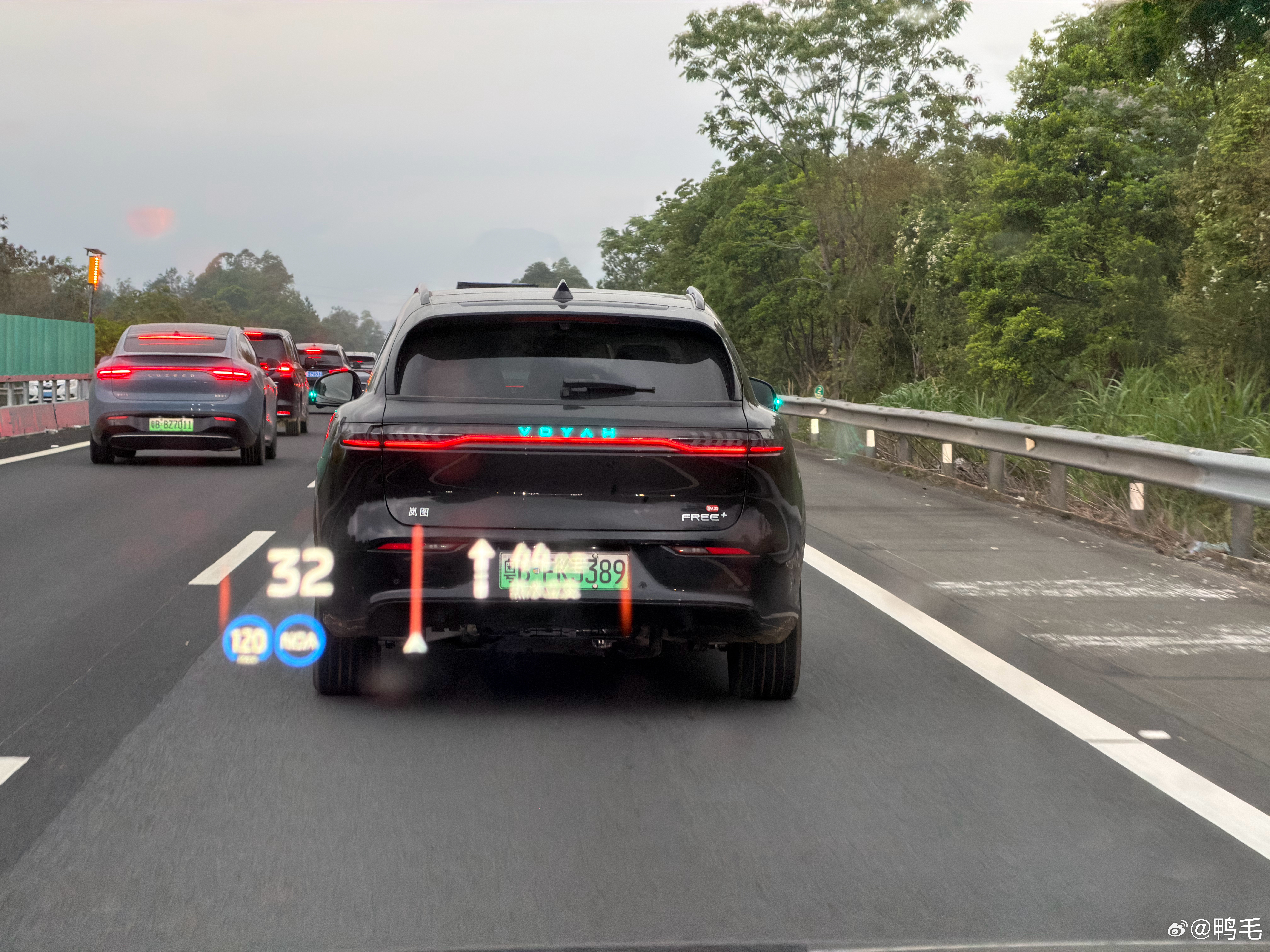 都这么堵车了，要不开个小蓝灯打个招呼吧？河源