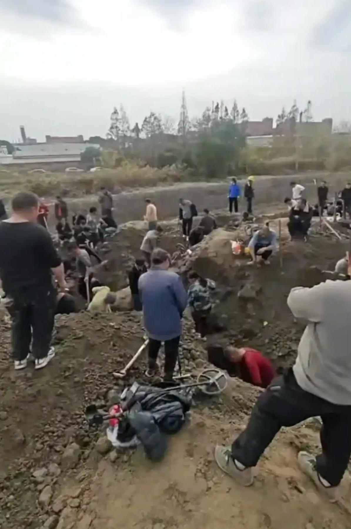 上海市民扎堆挖银元依据《文物保护法》第五条，地下埋藏文物属国家所有。私自挖掘、