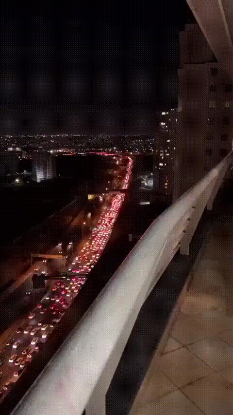突发！伊朗后方被夷为平地！德黑兰出现两大诡异现象！城外高速公路堵塞，防空导弹发射