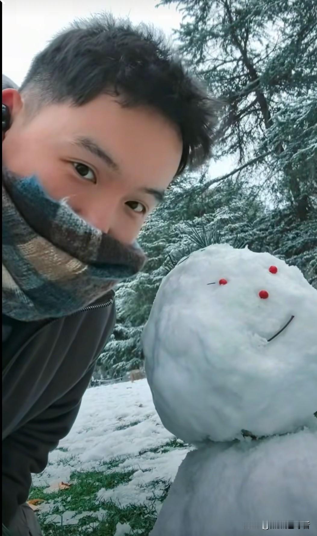 今天下午，谢浩男更新了一则视频。视频里，谢浩男在冰天雪地中惬意地拍摄酷照，尽情享