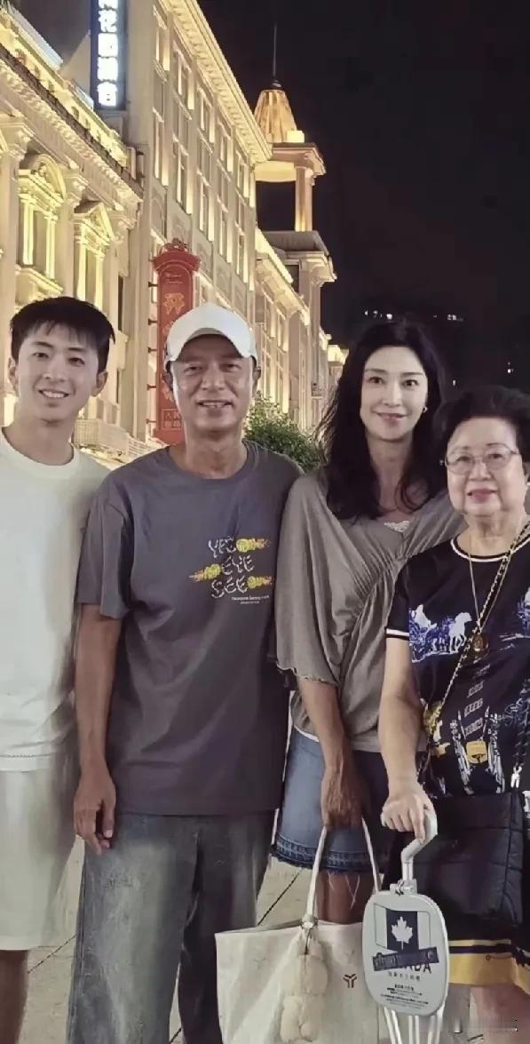 李克勤一家人照片太暖了。57岁的李克勤虽眼袋明显，看着有些憔悴，但戴着时髦鸭舌帽