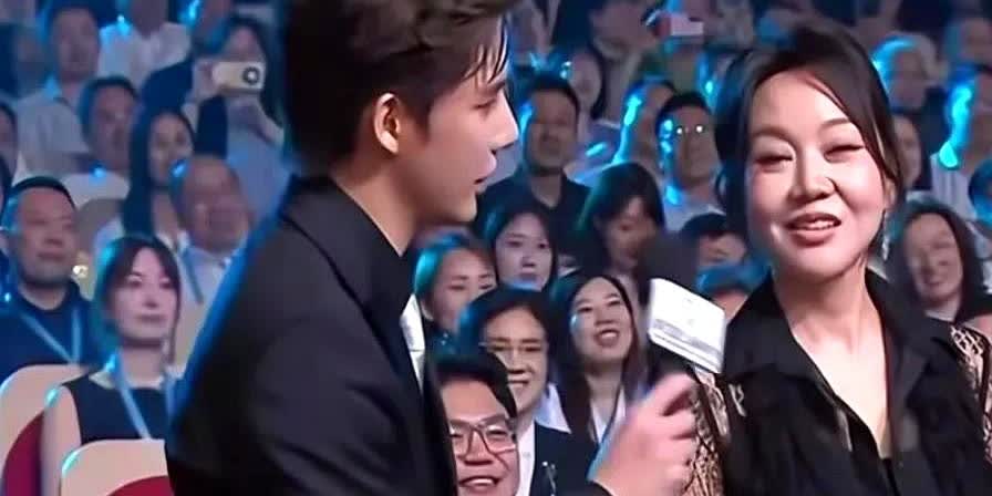 王安宇采访闫妮是清醒还是微醺？闫妮发问“如果你的丈母娘获奖了你高兴吗”，王安宇整