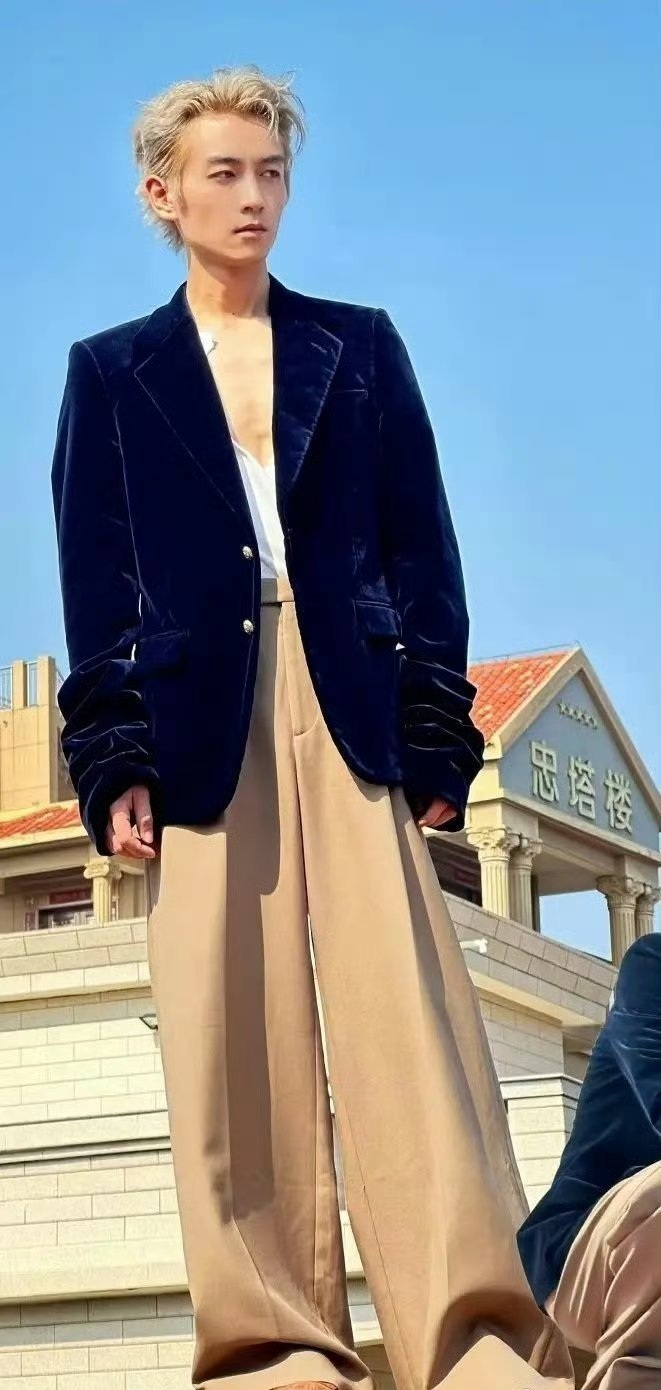 陈晓，第一张神似吴克群，第二张又像谢霆锋，这状态绝了