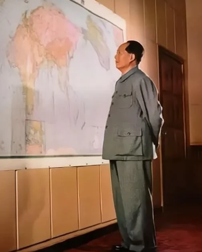 1951年，10万志愿军在朝鲜战场被美军包了饺子，一向淡定自若的彭老总心急如焚连