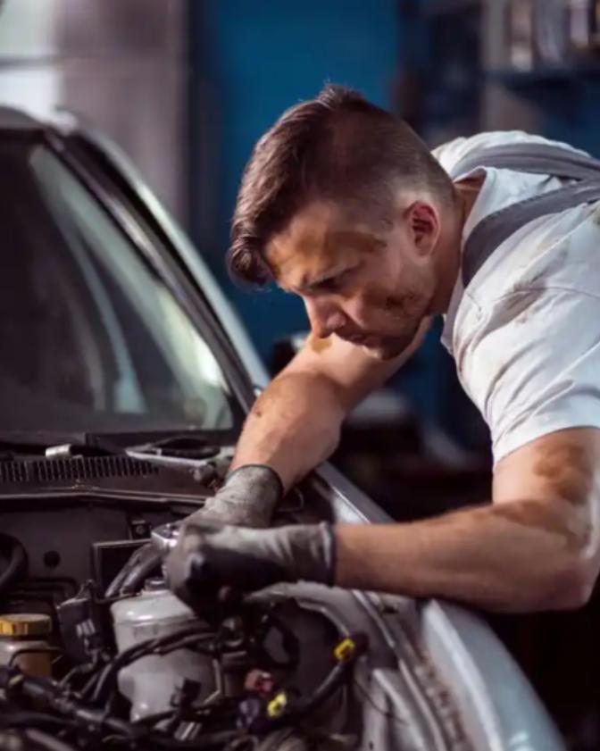 1924年，美国一个汽修工喝多了，把卡车蓄电池里的酸液灌进了生锈的发动机油箱，第