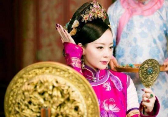 清宫制度森严，皇子出行都有专人陪侍。可1722年，雍正刚即位，就特地给14岁的弘