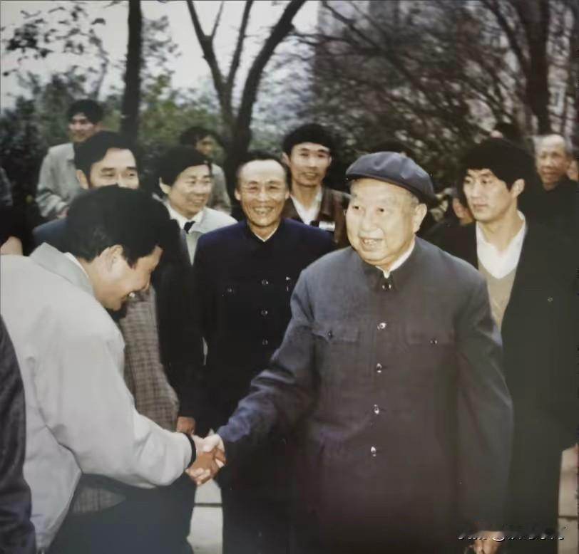 🍁1990年深秋，69岁的华国锋同志到访长沙湖南电视机厂。他走进车间和工人逐一