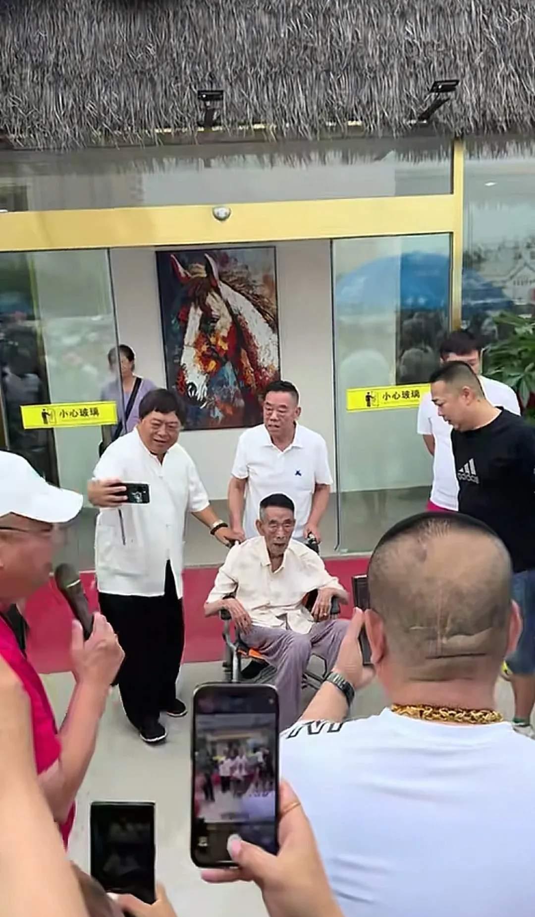 天津“”丽姐家常小海鲜”饭馆老板现在估计最郁闷了吧。据传老板花了6000元请来了