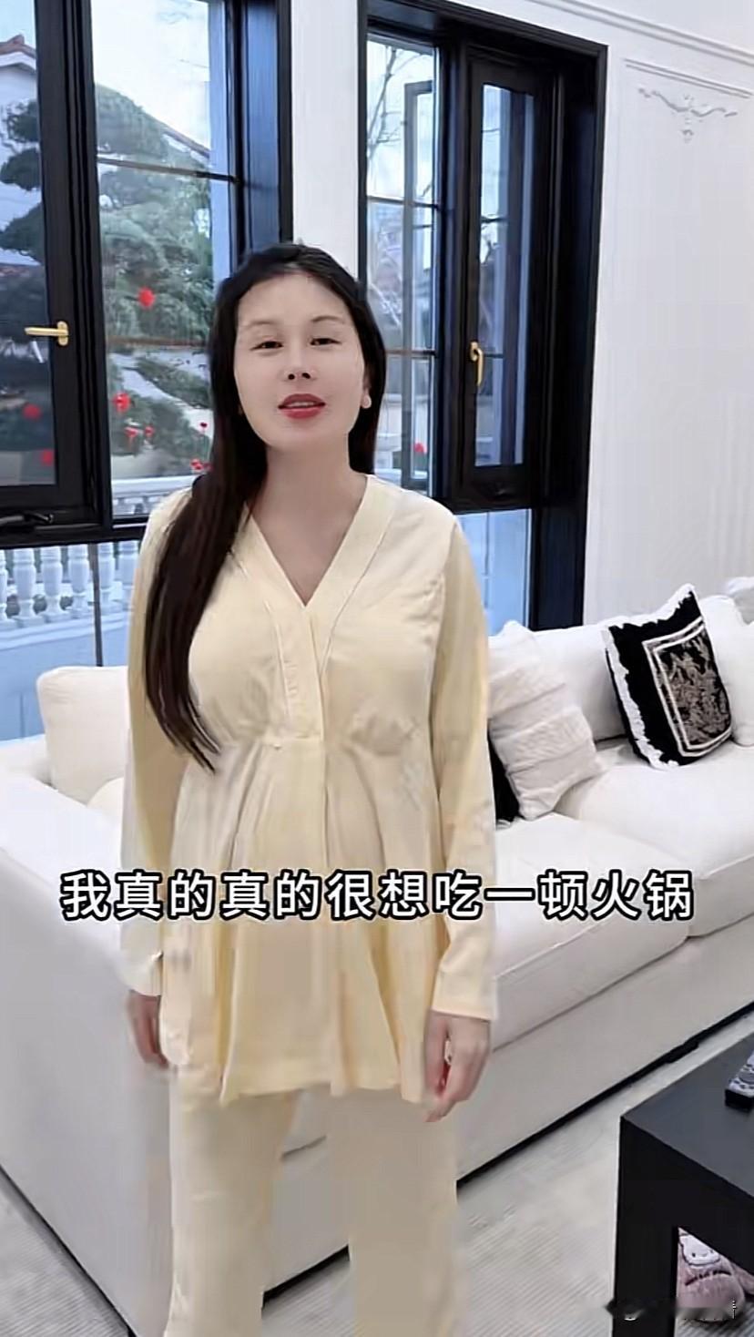 宋玉希过年期间非常想要吃火锅，可惜火锅店都没有开门，宋玉希馋的不行了，让老公想办