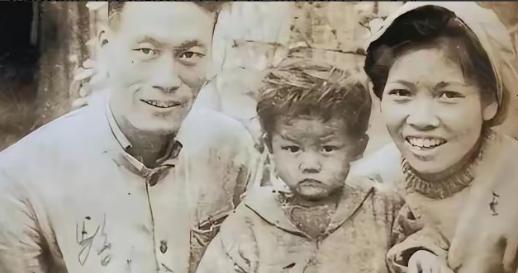 1937年4月，东北，一家三口被日军押到刑场。5岁的小男孩目睹父亲被斩首，他忍着